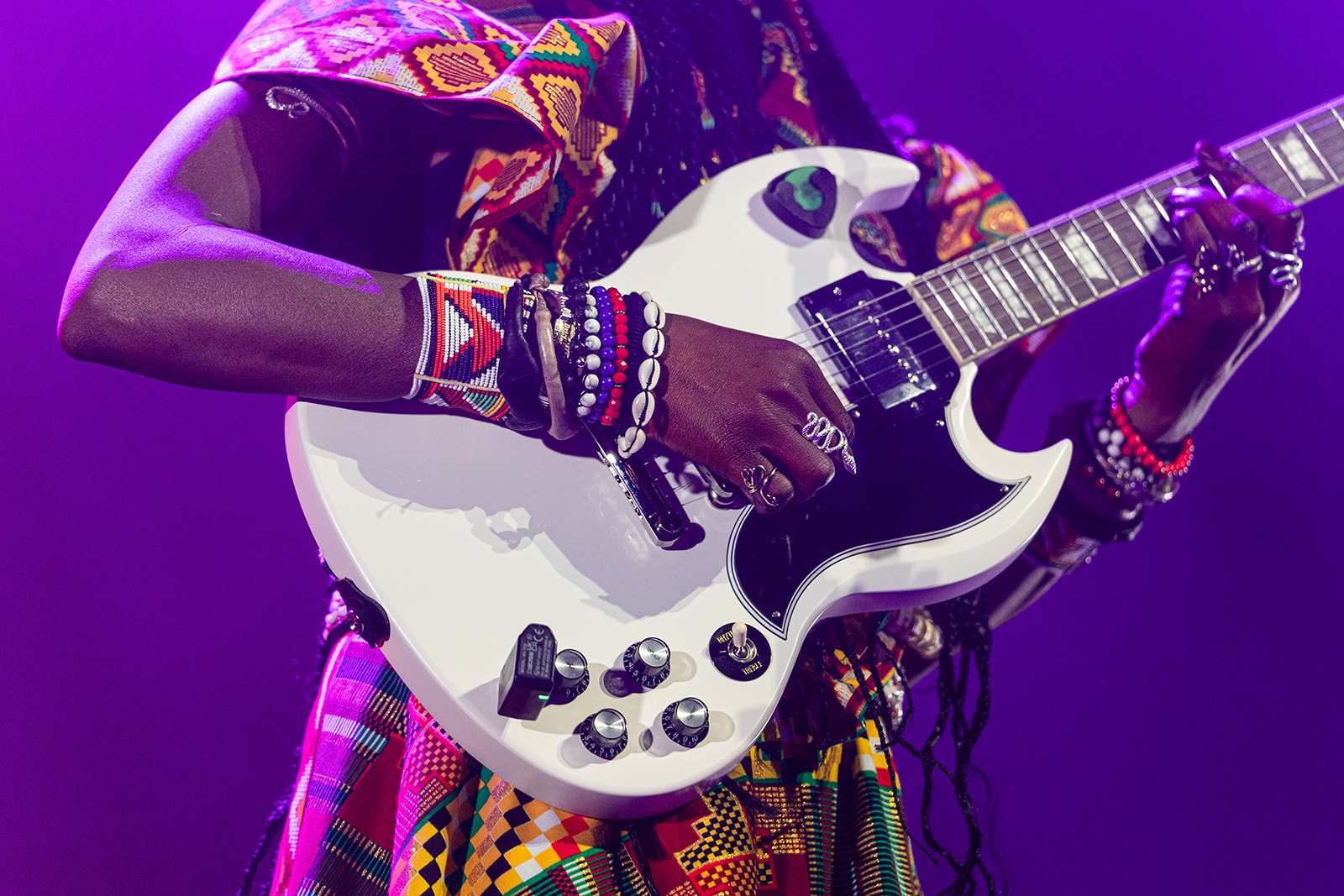 Artiste sur scène dans un halo de lumière agressive